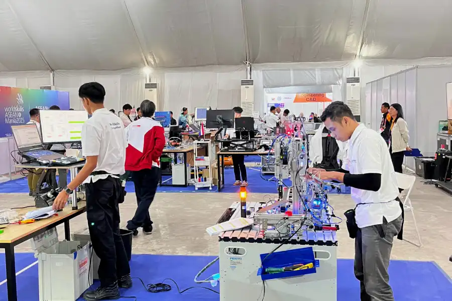 Harumkan Nama Indonesia, Tiga Mahasiswa PENS Sabet Tiga Medali di WorldSkills ASEAN 2025